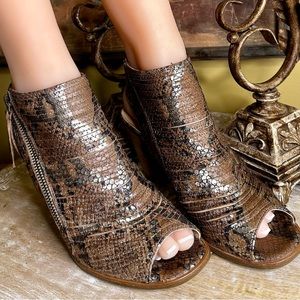 EUC Paul Green “Cayenne” in Platino/Sisal Snake Print Bootie. UK Sz 3.5/US 6